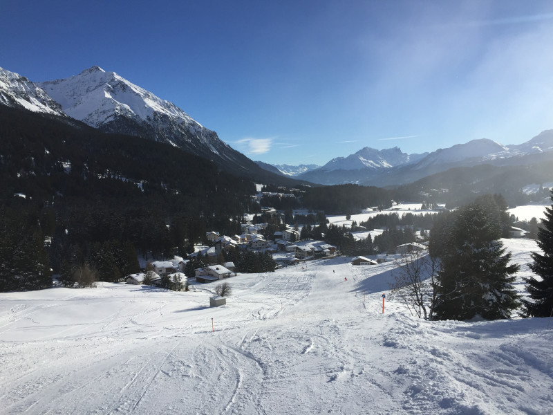 Nach einer Fahrt mit dem SL Proschieri machten wir einen Abstecher nach Valbella, um mit dem Cumacheals-Sessel Richtung Lavoz zu gelangen, wo um diese Uhrzeit noch am meisten Sonne ist. Die Piste 76 durch Sartons war in einem überraschend guten Zustand.