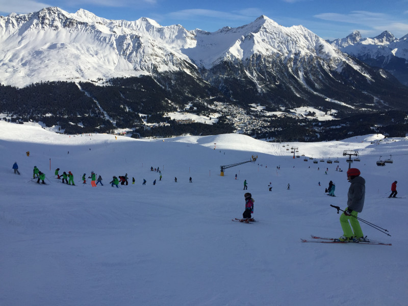 Bereits die noch immer existierende Menschentraube am Lavoz liess Böses erahnen. Auf der Piste bestätigte sich dies dann. Noch nie erlebte ich nach 15 Uhr derart viele Leute auf dieser Piste. Folglich entschieden wir uns für eine Einkehr ins Restaurant, um dann kurz vor 16 Uhr in Ruhe noch eine letzte Abfahrt geniessen zu können.