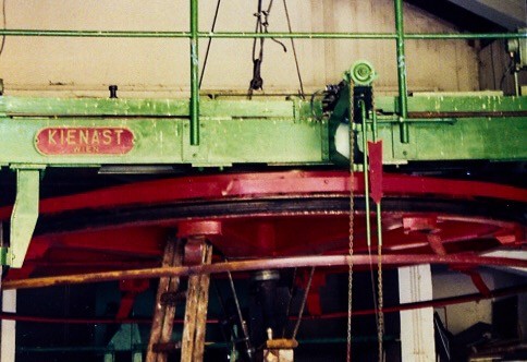 Das Herstellerschild am Originalschauplatz