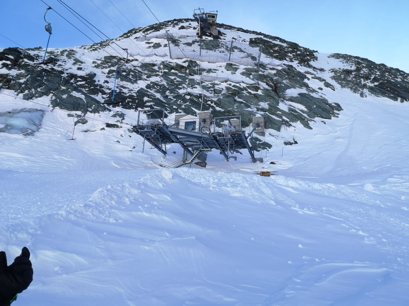 Die neue Bergstation der SL Allalin 4/5. Darüber ist die alte Bergstation zu sehen, die sich inzwischen hoch über dem Gletschereis befindet. Warum werden in Saas Fee die Stationen der ehemaligen Gletscherlifte nicht demontiert? Neben dieser hier stehen ja noch die Bergstationen der SL Egginer 1 &amp; 2 und des SL Kamel.