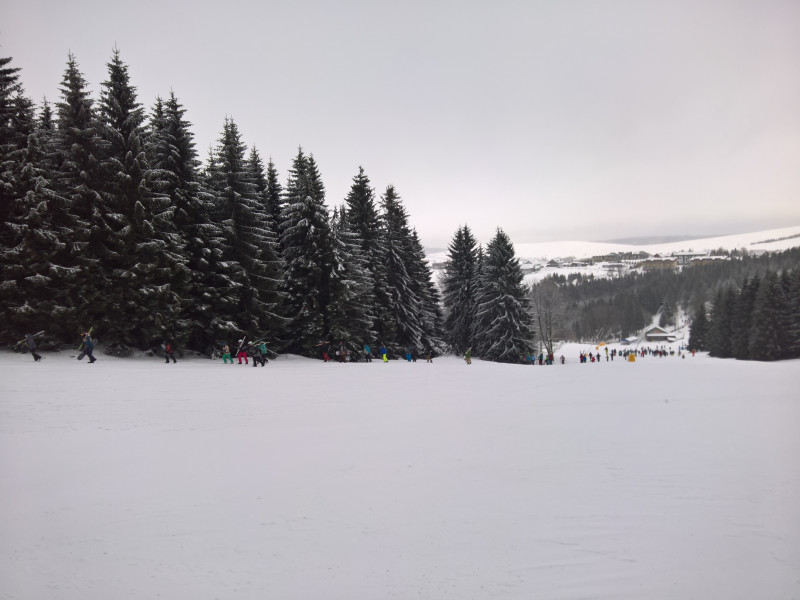 Die Meute stampft vom CinestarExpress bergwärts zum Suzuki