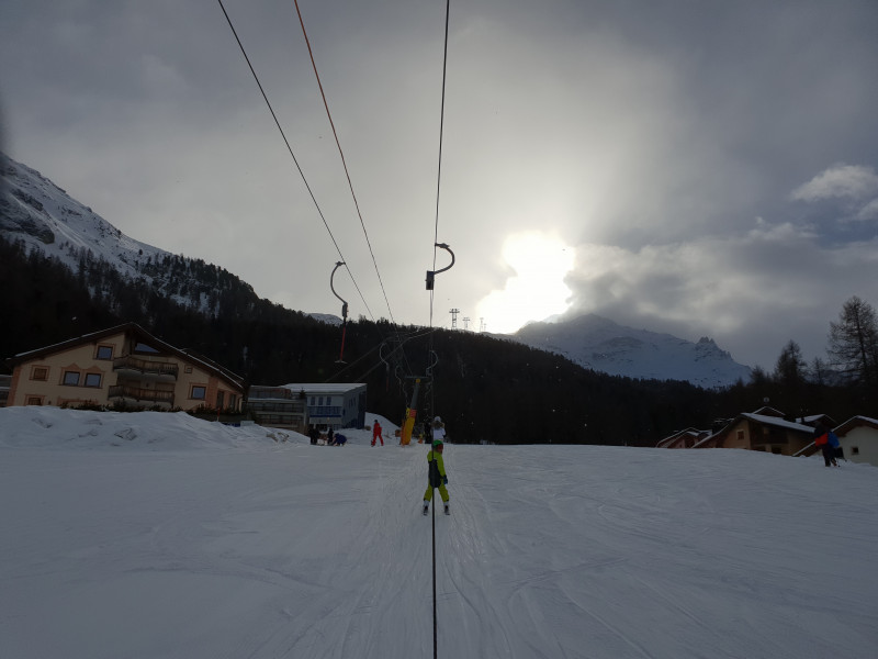 Dank des Fahrplans der Pendelbahn kann man noch ein zwei Wiederholungsfahrten am Übungsskilift einlegen, auch wenn der Lift nichts Besonderes ist. Besser als Warten ist es allemal.