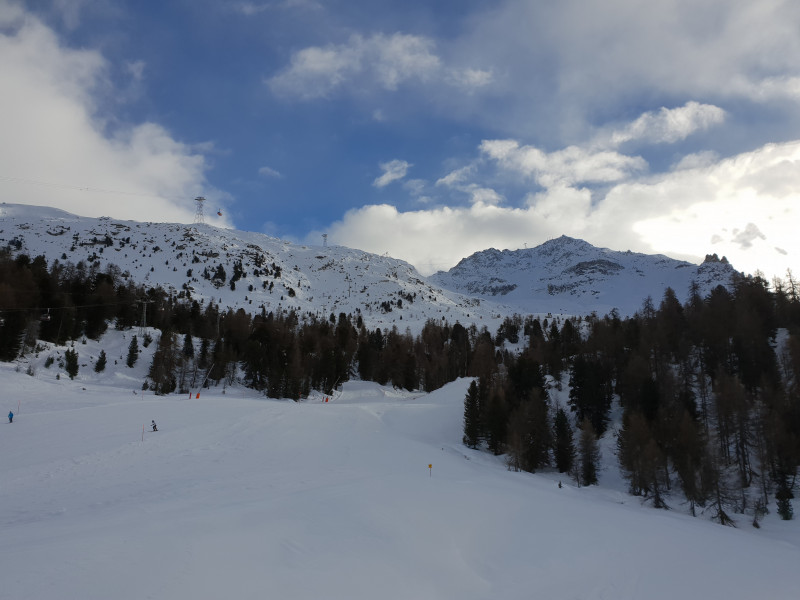 Das Wetter war noch erstaunlich sonnig und besser als auf der anderen Talseite, aber immer noch bewölkt