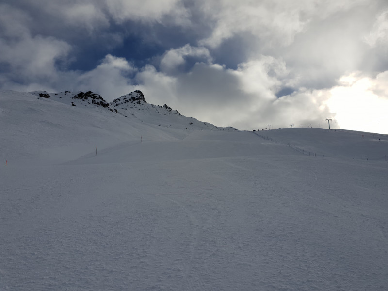 Es war leer im Gebiet. Ich musste nie anstehen oder einen Sessel teilen und auf der Piste konnte man von Rand zu Rand carven. Januarloch in seiner vollen Blüte