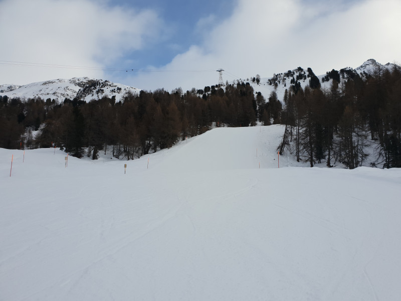 Die Piste gefiehl mir recht gut. Dank des Fahrplans wusste ich, ob ich an den Skiliften noch eine Wiederholungsfahrt einlegen konnte