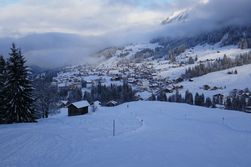 Sonnenhang Piste. Total leer, da man sie nur über einen kurzen Seillift erreicht. Dahinter Hirschegg mit der Kanzelwandbahn und den Talschleppern