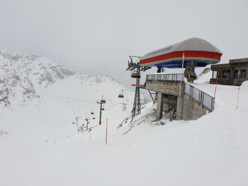 Ich verstehe nicht wieso man bei so wenigen Leuten nicht mit nur einen Viertel der Sessel fährt, um ein bisschen Betriebskosten zu sparen.