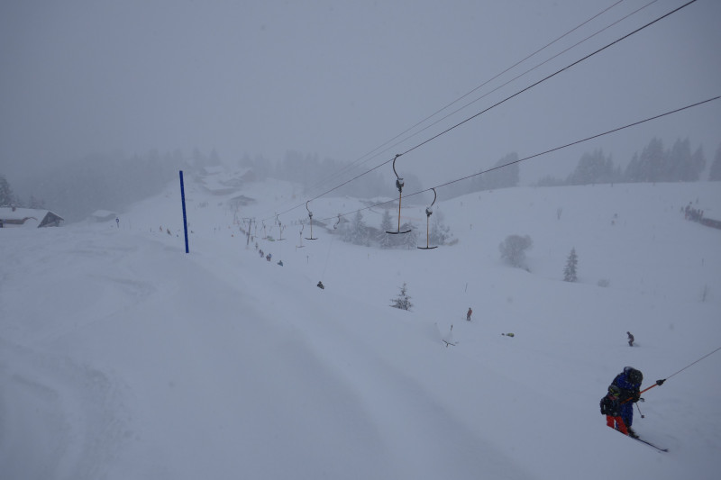 Der tiefverschneite Schöntallift am Heuberg. Den sind wir gestern noch nicht gefahren