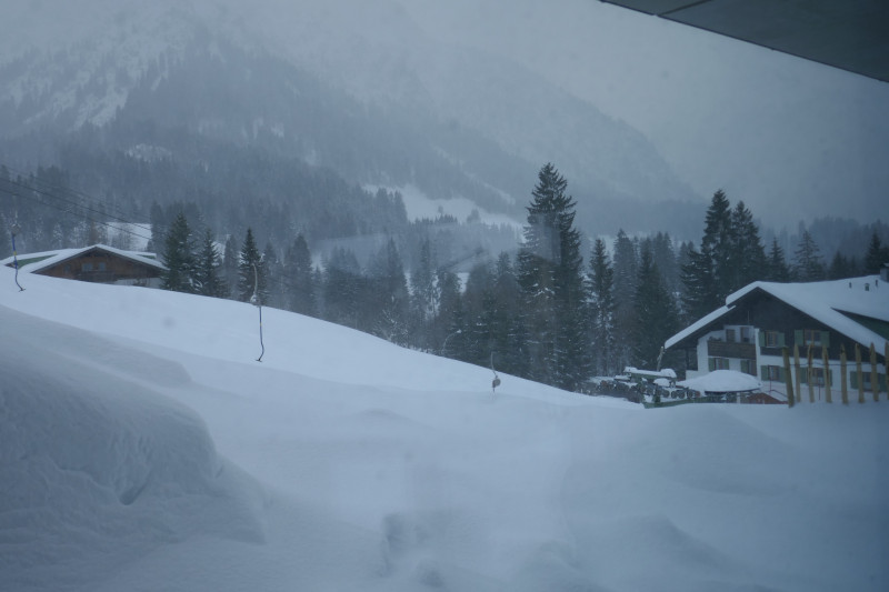 Blick aus unserem Appartmentfenster. Der Wildentallift verschwindet langsam hinter einer Schneewand