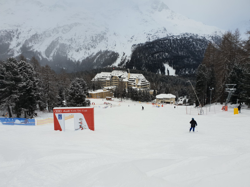 Skilift Suvretta mit Kurzbügeln und Totpunktausstieg<br />Ein Mitarbeiter half den Gästen beim Abbüglen, indem er den Bügel festhielt und so verhinderte, dass die Gäste in den Bügel hineinfahren, da er wegen dem Totpunktausstieg an der Stelle blieb