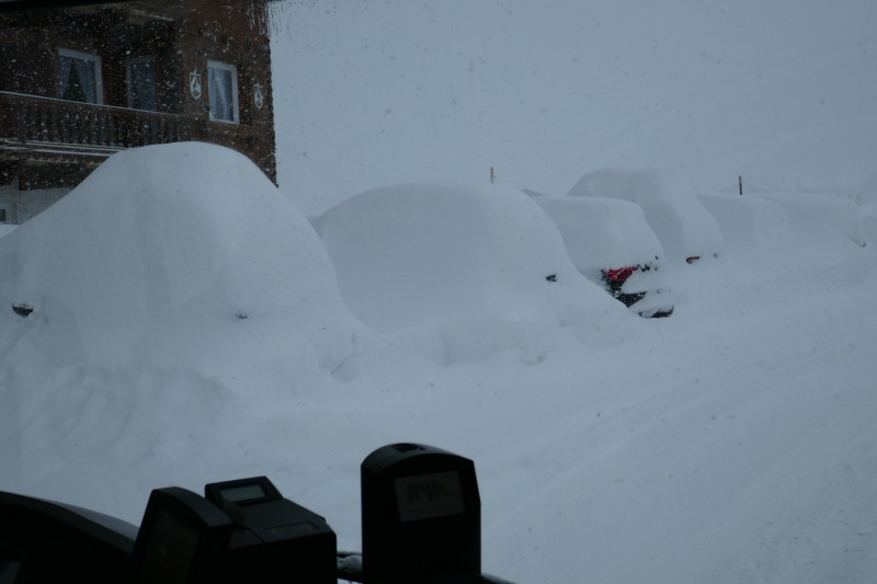 Eingeschneite Autos in Mittelberg