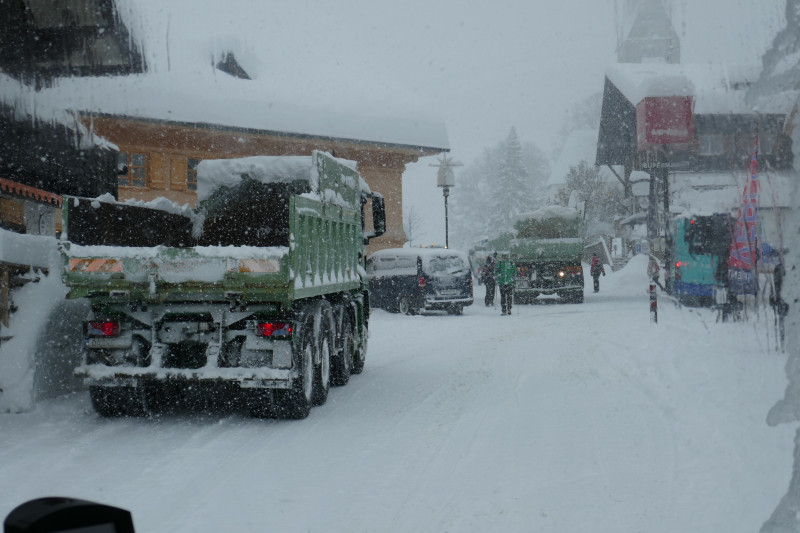 Chaos in Mittelberg. Der Schnee muss weg...