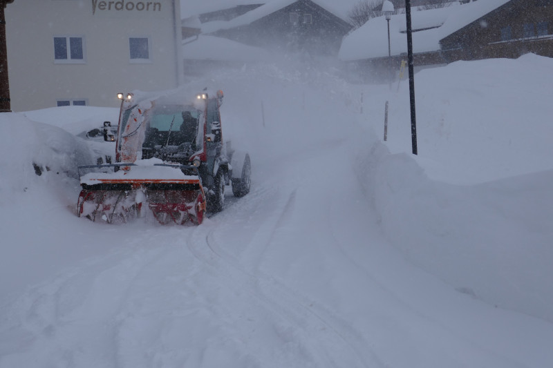 Was der Schneepflug wegfräst kommt von oben ruck zuck wieder nach...