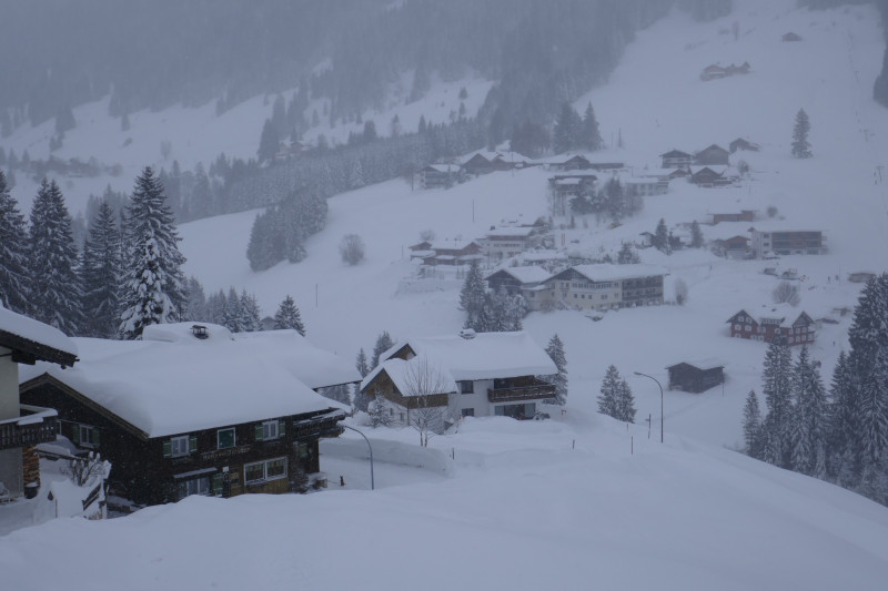Der Weiler Wildental/Höfle, der aktuell nur noch zu Fuß erreichbar ist. Der Fußweg geht durch das Tal an der Breitach. Rechts oben der Wildentallift