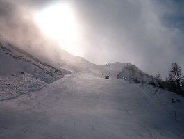 Die Sonne kämpft durch be ider Fis Abfahrt.JPG