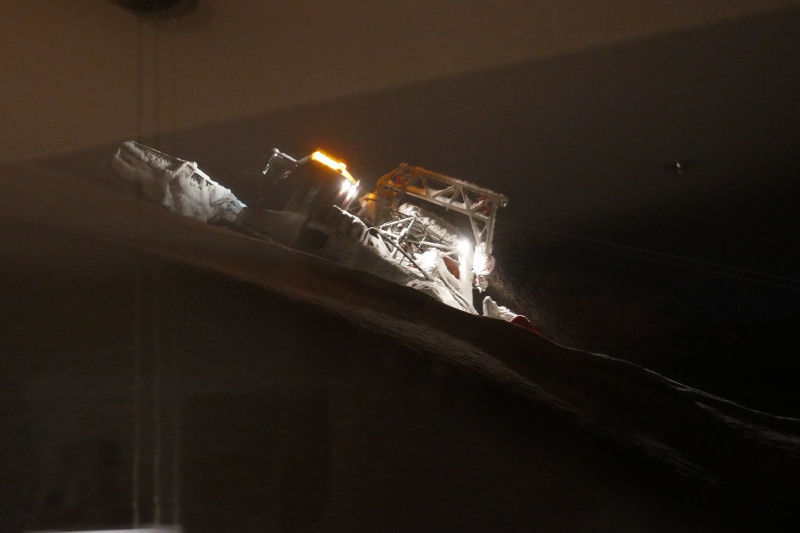 Nachdem um 21:30 Uhr der Schneefall aufgehört hat wird die Piste präpariert