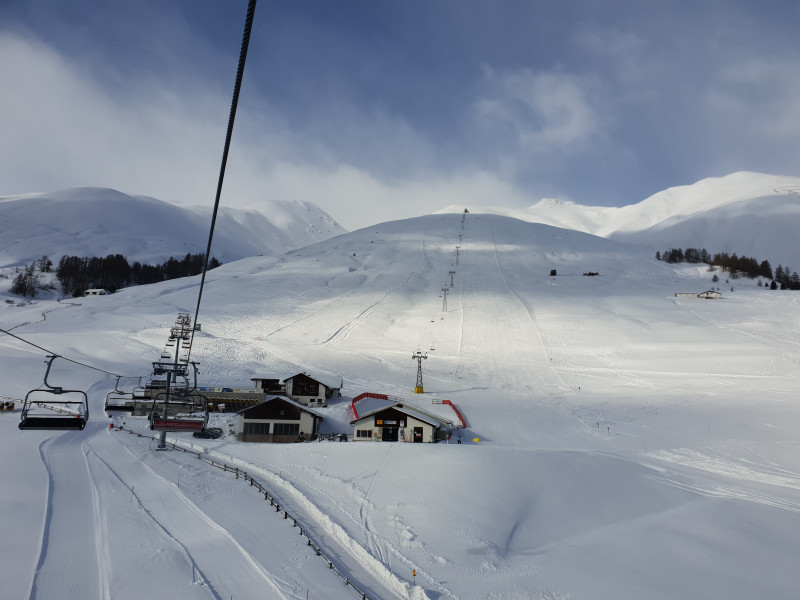 Blick auf den Paradehang des Gebiet. Ein Traum - steile Pisten in Fallrichtung