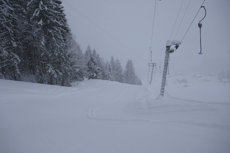Schmale rechte Abfahrt am Lift