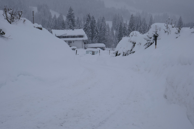 Start meiner Flucht auf einem Fahrstrasse per Ski
