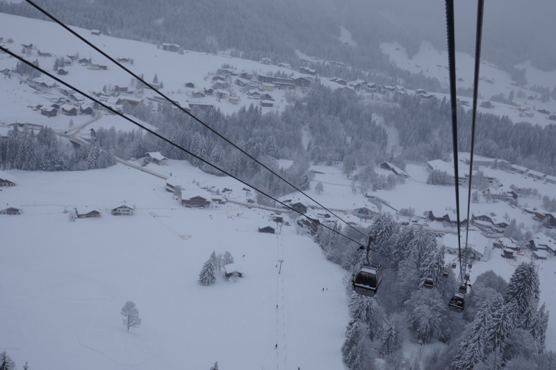 Kanzelwandbahn und links oben die Parsennbahn. Die Brücke über die Breitach ist der einzige Unterbruch zwischen Kanzelwand und Heuberg. Zu Fuss braucht man aber keine 5 Minuten