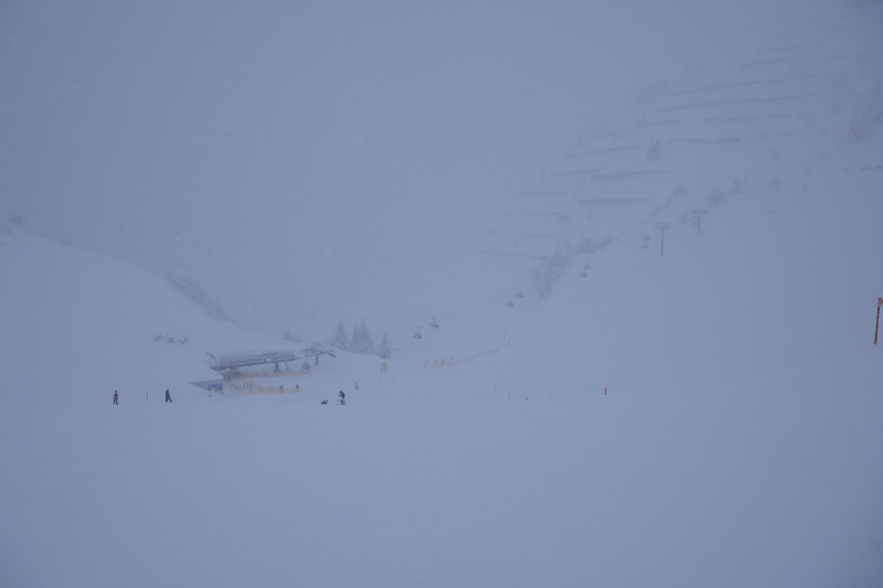 Zwerenalpbahn. Auch hier fuhren Snowboarder unter der Bahn direkt unter der Bergstation im ungesichterten Gelände zwischen den Lawinenverbauungen. Ohne Worte