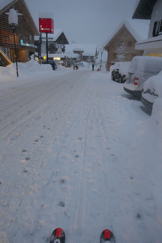 Rückfahrt auf Skier durch den Ort. Momentan kann man hier wirklich alles befahren