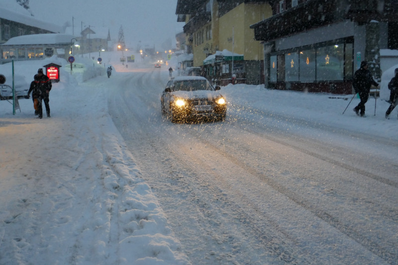 Es wird dunkel. Hier bin ich auf dem Gehweg gefahren