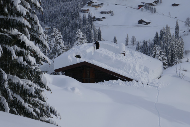 Man bereitet sich auf die nächsten Schnefälle vor. Die Wintersaison ist ja noch jung