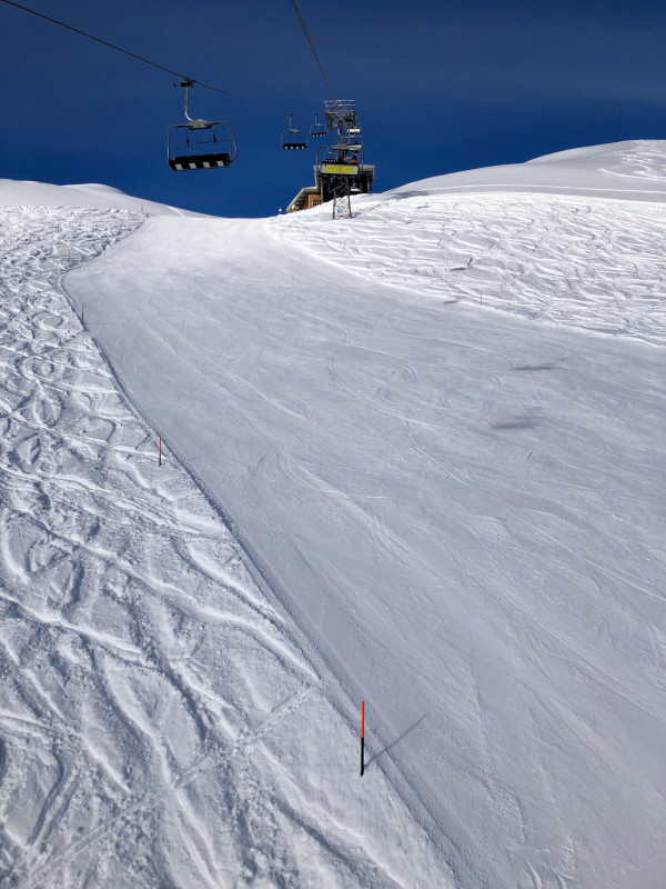 Auch geil - die Lauberhornabfahrten. Nicht so geil - der Lift dahin. Bei Wind mag ich mir die Fahrt bei den herrschenden -13C nicht ausmalen ...