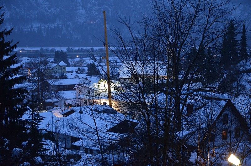 Kran zur Sicherung; die neulich etwas rustikal behandelte Straßenlampe leuchtet unverdrossen.