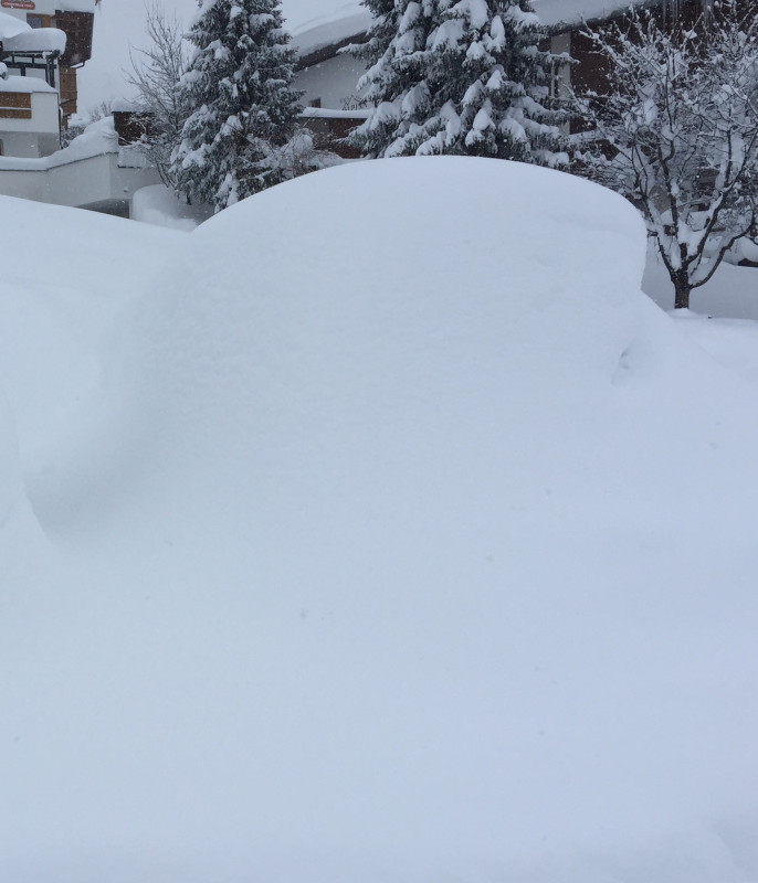 In Fiss, Nähe Talstation, darunter verbirgt sich ein Auto mit Dachbox