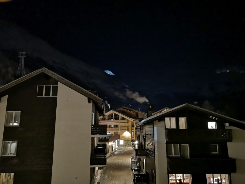 Blick nachts Richtung Allalinhorn. Warum wird es wohl nachts beleuchtet?