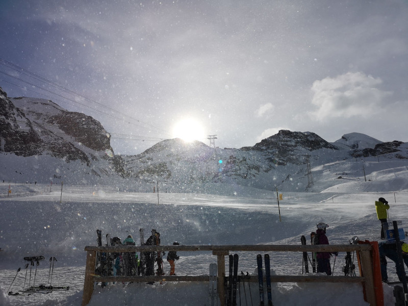 Am Mittag besserte sich das Wetter dann rasch, der Wind war aber nach wie vor stark. Mindestens ergab der vom Dach gewehte Schnee ein nettes Fotomotiv.