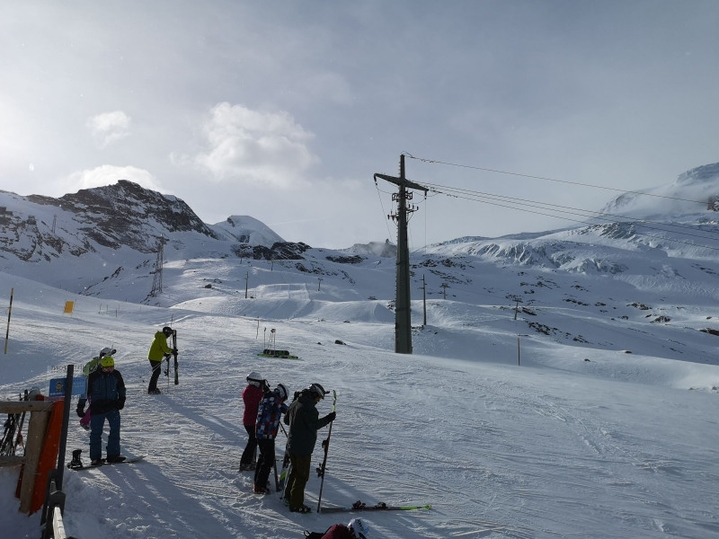 Blick zur 6-KSB Morenia, wo verständlicherweise nach wie vor nichts ging. Rechts der Sesselbahn ist bereits das Ende des imposanten Gletschers zu erkennen.