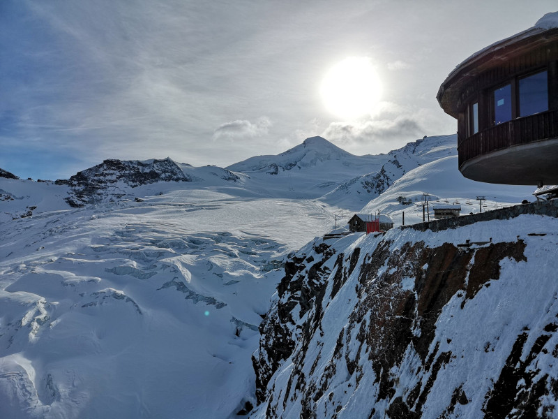 Auf Längfluh, Blick übers Gletschergebiet zum Allalinhorn. Der Gletscher mit seinen vielen Spalten ist jedes Mal aufs Neue beeindruckend.