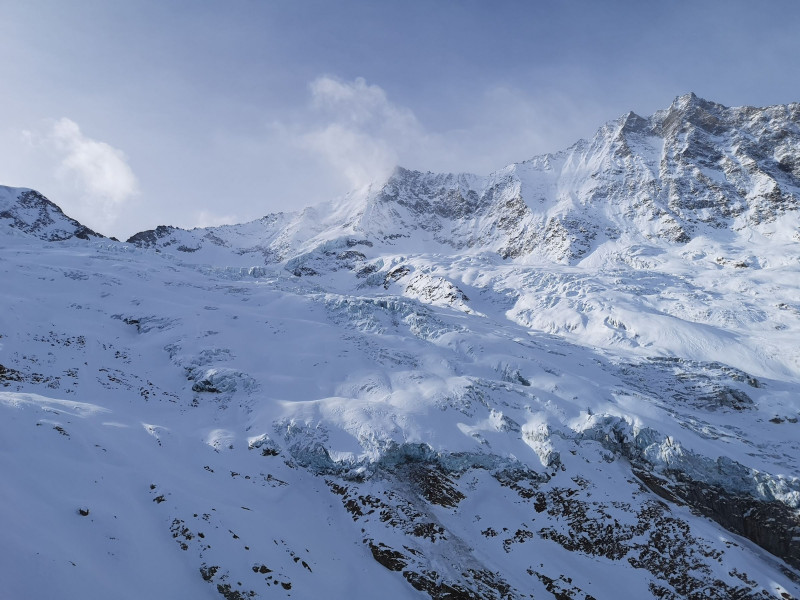 Blick zum Täschhorn (links) und Dom (rechts) mit dem imposanten Gletscher davor.