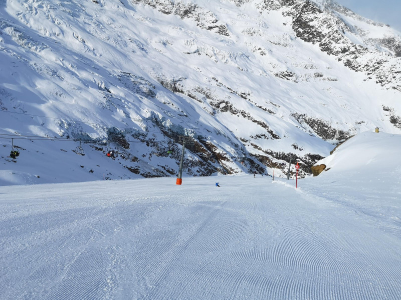 „Dank“ der Schliessung am Morgen konnten wir auch um 13 Uhr noch frische Pisten geniessen. Im Hintergrund ist bereits ein erster Einblick in die faszinierende Gletscherwelt an der Mischabelgruppe zu sehen.