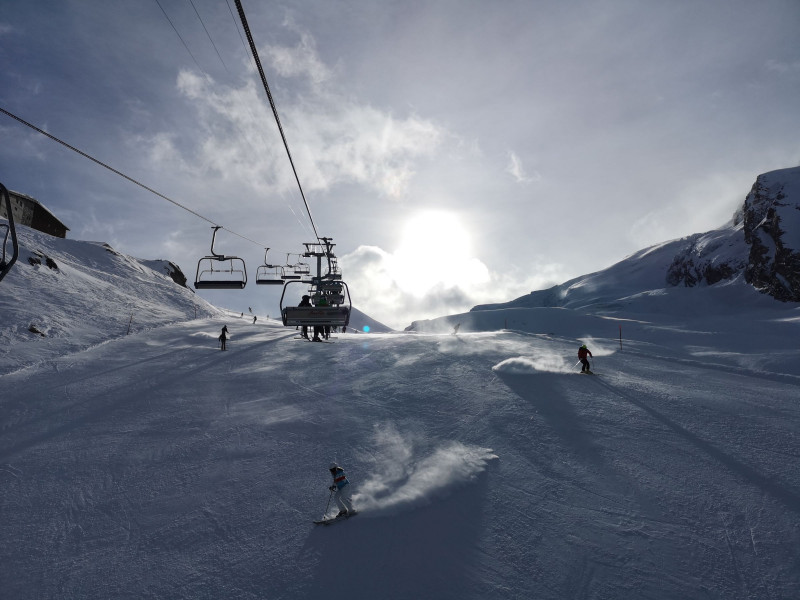 In der langsamen SB am Längfluh. Mindestens ist sie in dieser Jahreszeit eine der sonnigsten Bahnen im Skigebiet.