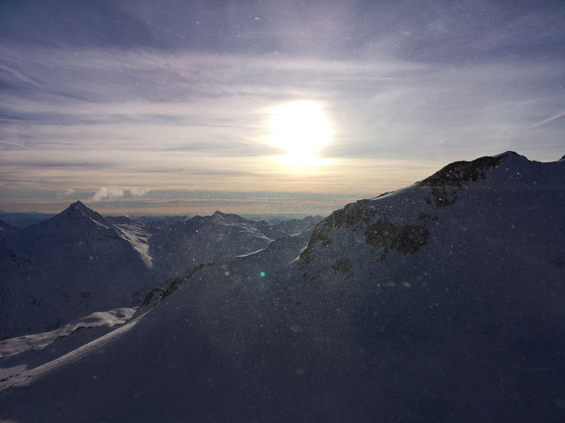 Der aufgewirbelte Schnee glitzerte in der Morgensonne