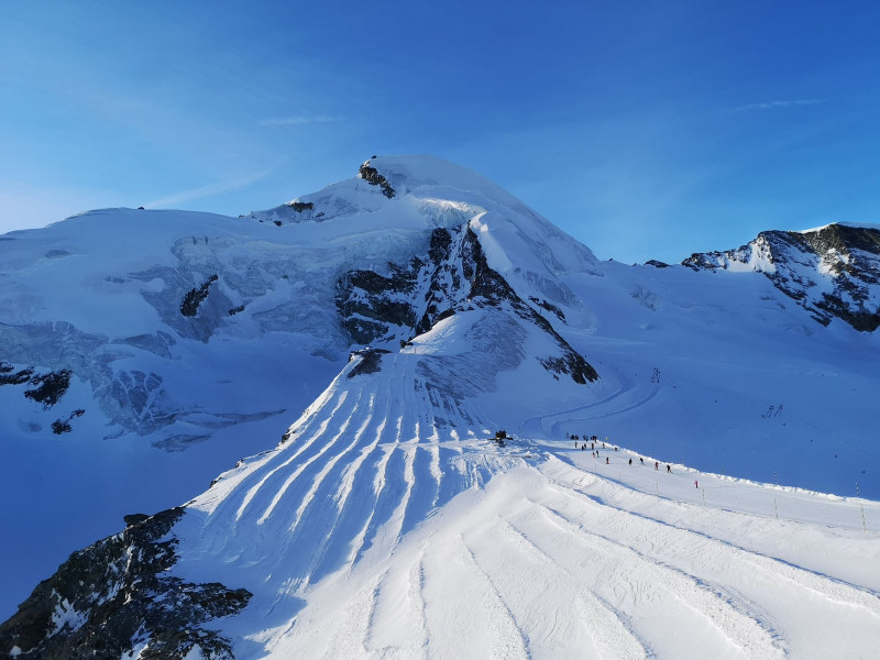 Allalinhorn mit der etwas mühsamen Traverse zu den Skipisten. Wenn man etwas rassig hinüberschiebt, kommt man ziemlich ausser Atem, der Höhe von 3450m sei Dank.