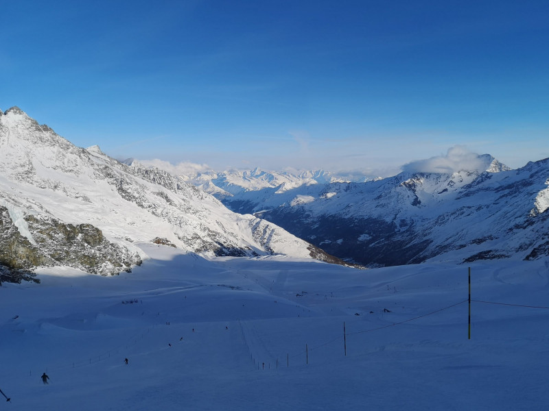 Am Start der Abfahrt an den Gletscherliften Allalin 2/3. In Bildmitte sind sogar die Berge auf der anderen Seite des Rhonetals und Richtung Berner Oberland zu sehen. Auch hier wird wohl der eine oder andere 4000er dabei sein, zuordnen kann ich die Berge aber leider nicht.
