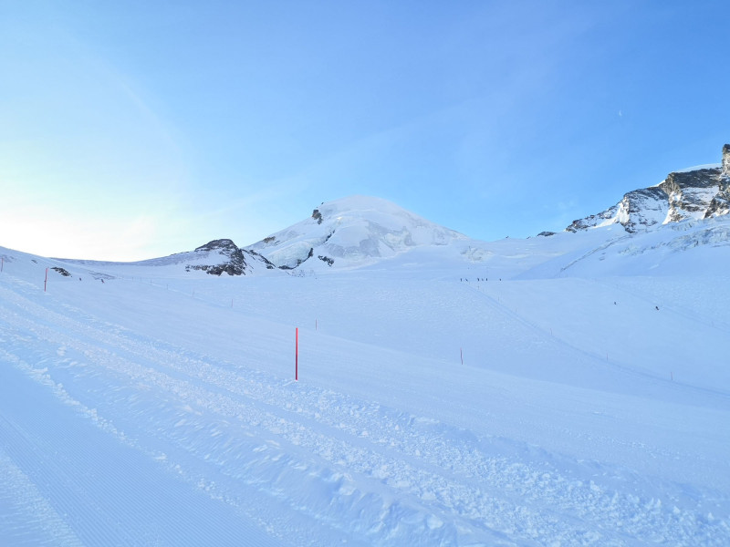 Blick hoch Richtung obere Schlepplifte, dahinter das Allalinhorn
