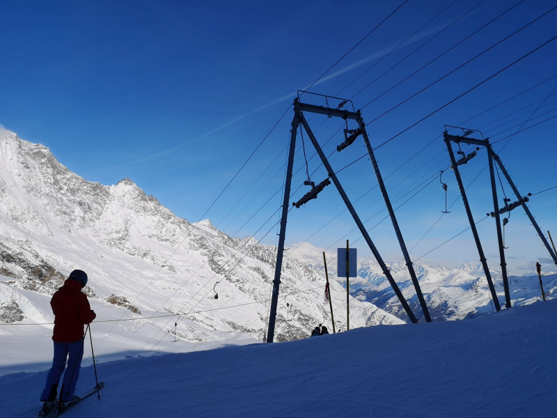 Ausstiegsstützen der Schlepplifte Allalin 4/5. Bei der Gelegenheit wurde auch die Bergstation des alten Schlepplifts heruntergesetzt und die letzte Stütze ersetzt, sodass der Ausstieg wieder entspannter ist.