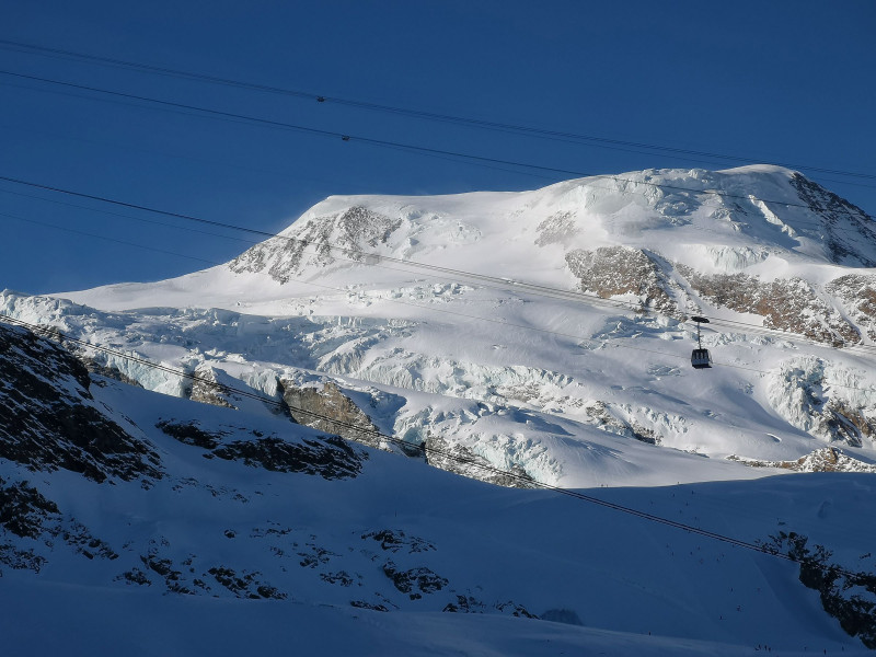 Bereits im SL Egginerjoch: Blick zum Alpin Express vor dem imposanten Gletscher am Alphubel.
