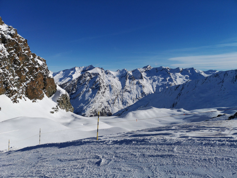 Ein Lift hier wäre um die Jahreszeit Goldwert, einer der wenigen sonnigen Hänge im Gebiet