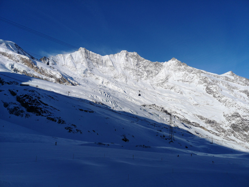 Die Kabine des Alpin Express wirkt verschwindend klein vor dem 4545m hohen Dom