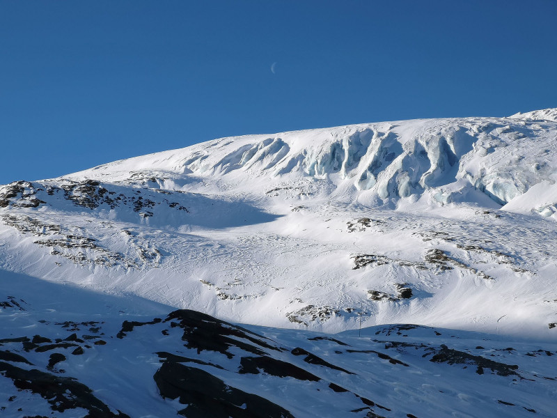 Gletschereis vor dem Mond