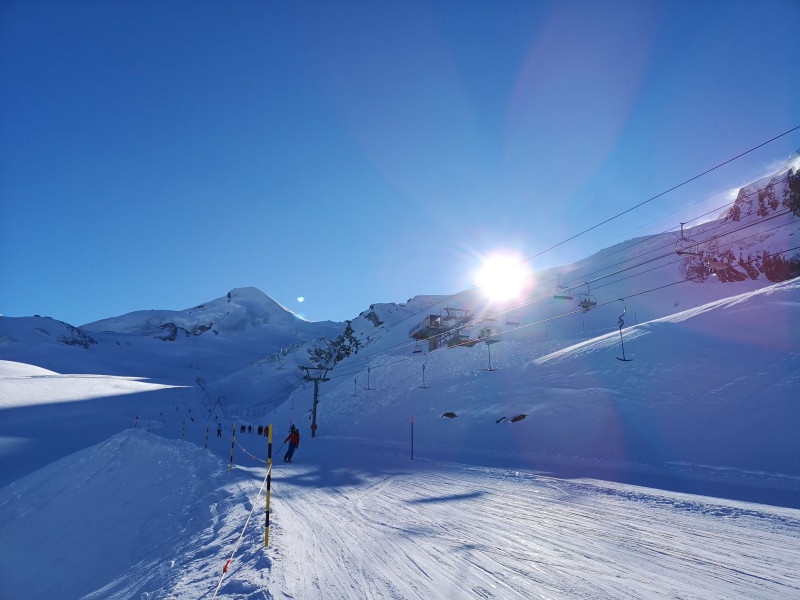 Letzte Sonnenstrahlen auf Längfluh. Im Bild ist der lange und extrem flache Feechatz-Lift zu sehen (knapp 300 Höhenmeter auf 2.37 km) der die Verbindung von Länglfuh zum Gletscher und zum Gebiet um Felskinn/Morenia herstellt.
