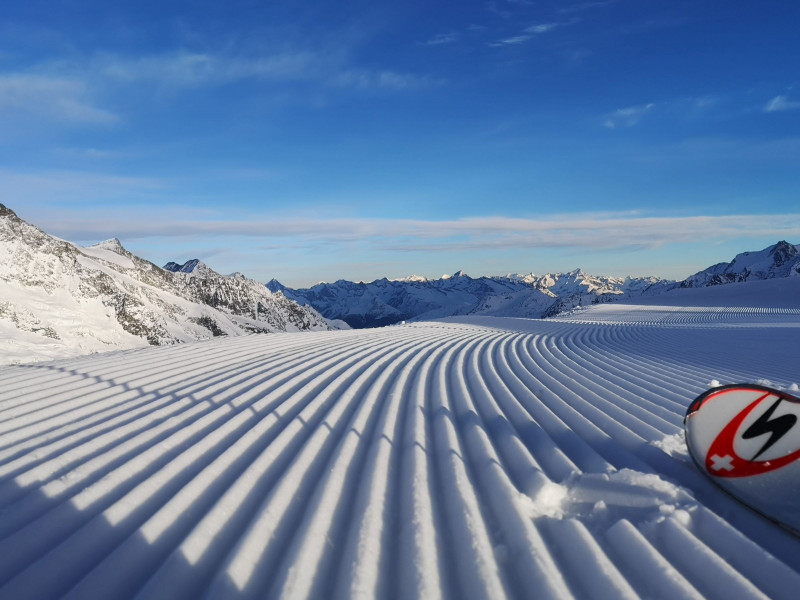 Pistenpanorama zu den Bergen auf der anderen Seite des Rhonentals