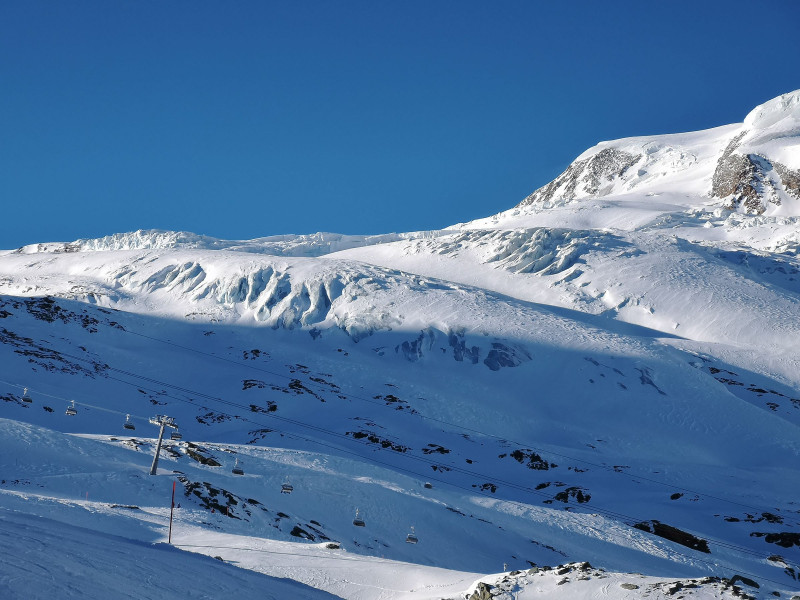 Der Sessellift wirkt winzig klein vor den gewaltigen Eismassen
